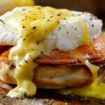 Ouă Benedict – ou poșat și prosciutto crocant cu sos olandez