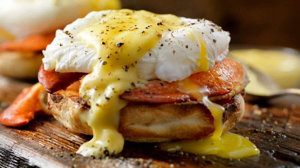 Egg Benedict – uppomuna ja rapea parmankinkku hollandaisella