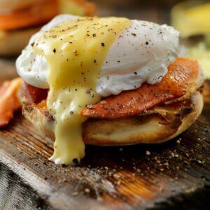 Ouă Benedict cu prosciutto crocant și ou poșat