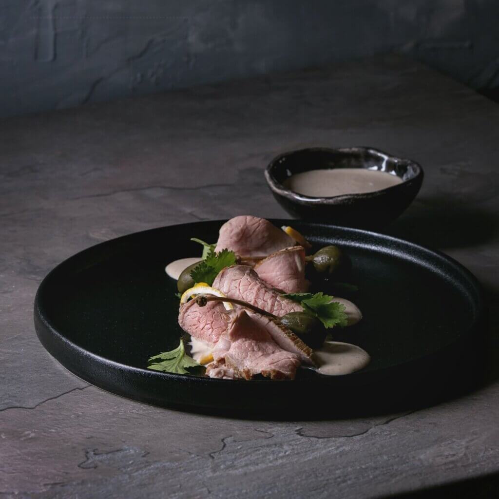 Vitello Tonnato, entrada italiana com molho cremoso de atum