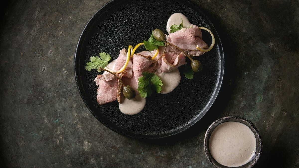 Vitello tonnato – dünne Kalbsscheiben mit cremiger Thunfischsauce und Kapern