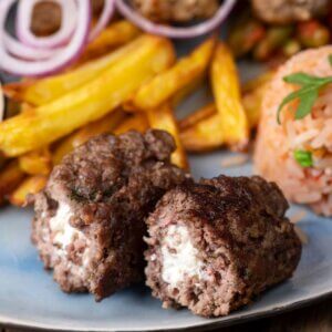 Bifteki, hambúrgueres gregos de carne com feta derretido