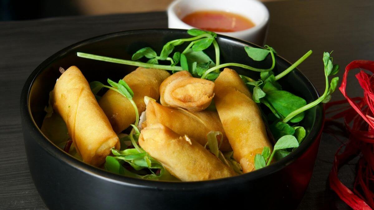 Knasende sprøde vietnamesiske forårsruller fra airfryer