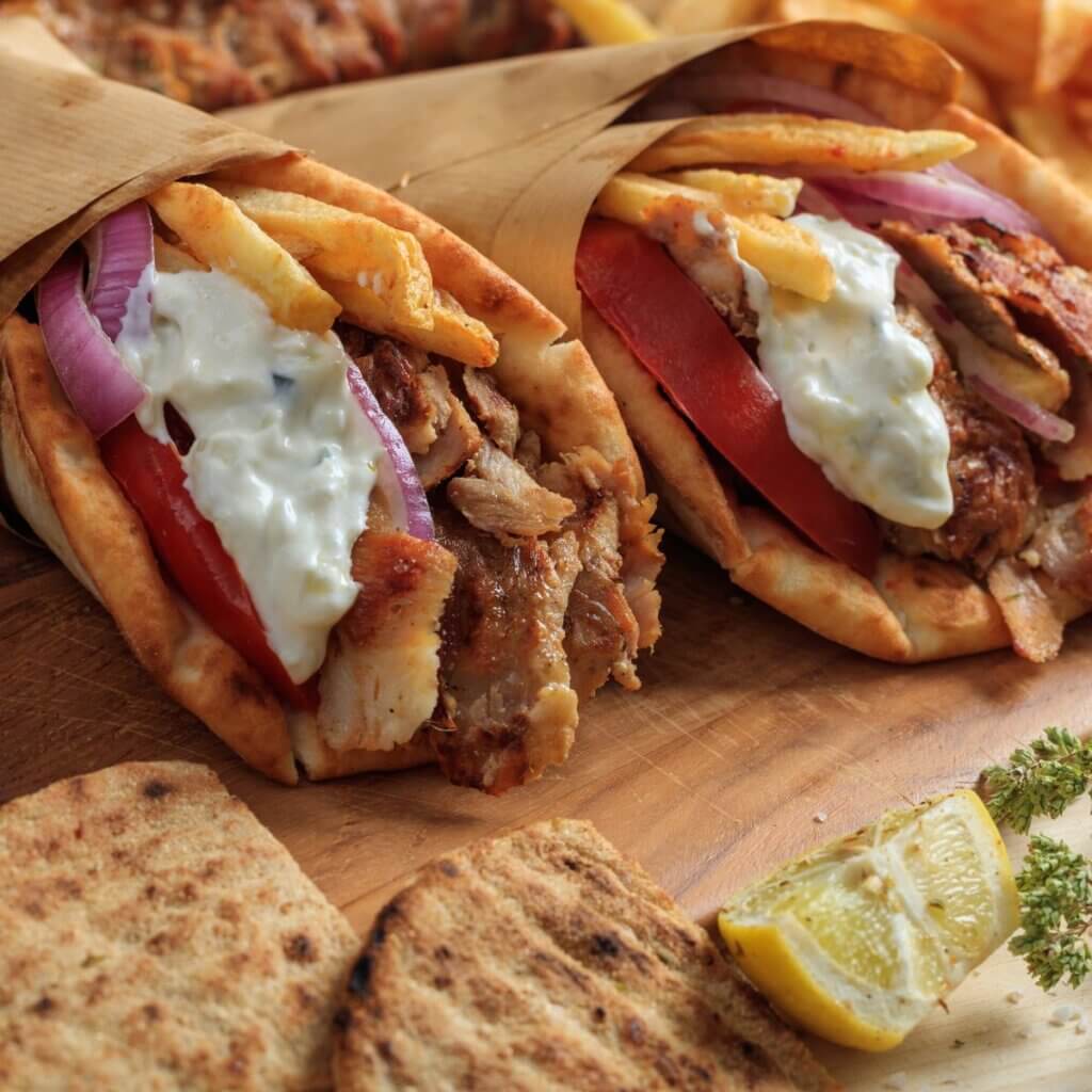 Gyros no pão sírio com salada, batata frita e tzatziki