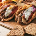 Grekisk gyros – kryddigt, saftigt kött serverat varmt
