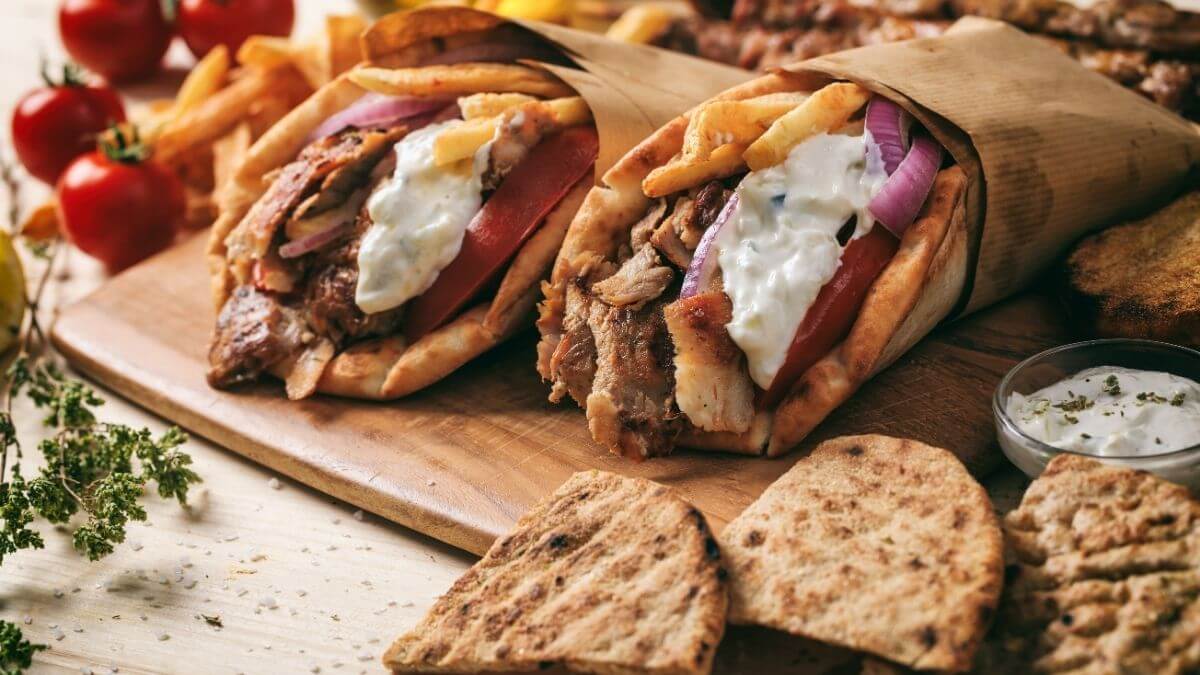 Gyros greco – carne speziata e succosa servita calda