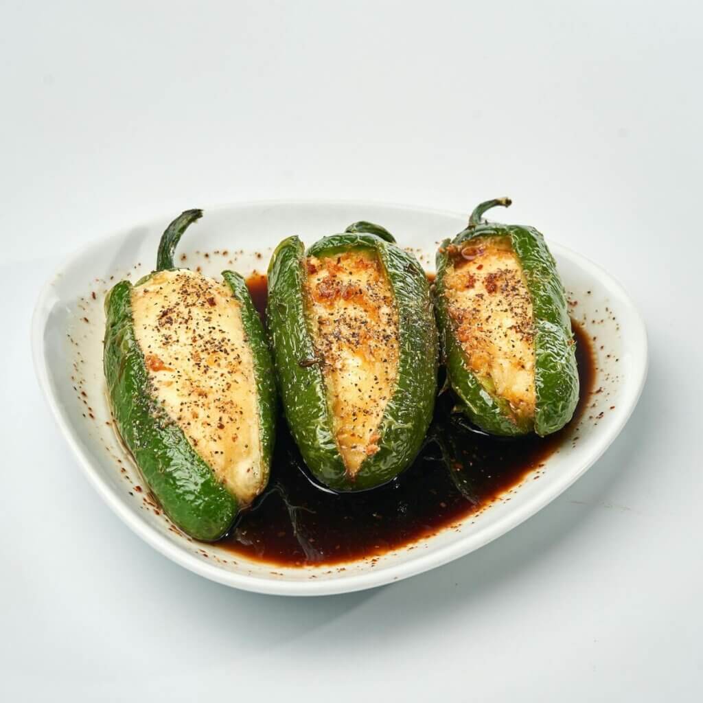 Beyaz tabakta çıtır ve kremalı jalapeño poppers