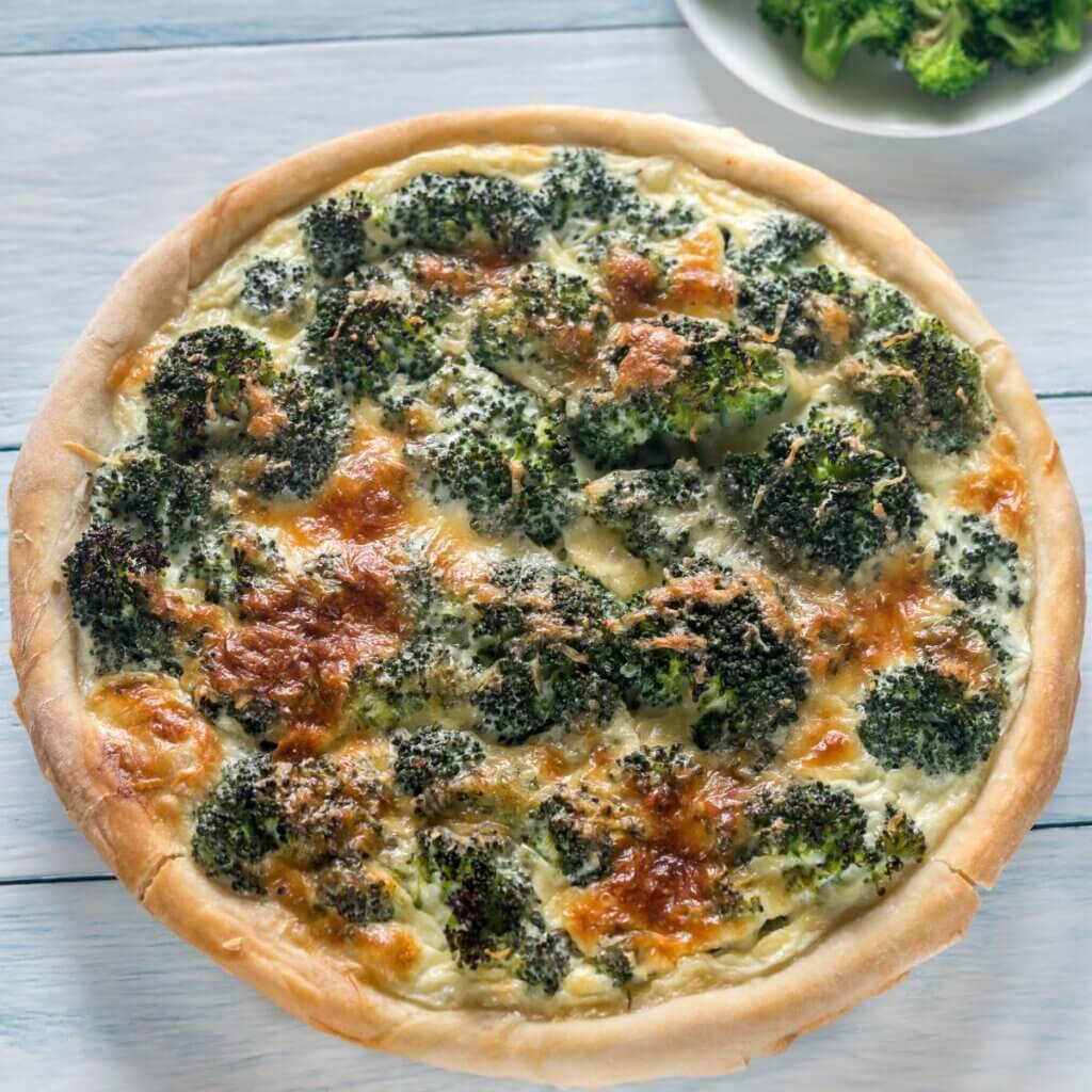 Broccoli tart with parma ham, sun-dried tomatoes and melted cheese