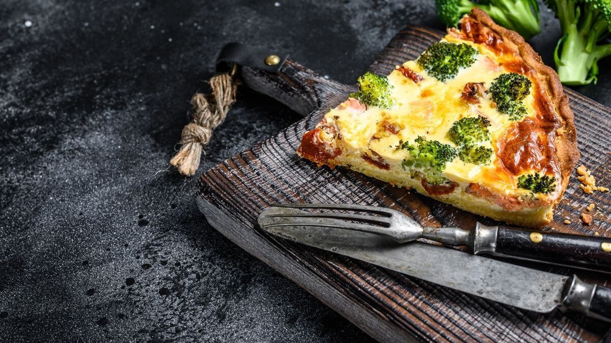 Med parmaskinke, soltørret tomater og gratineret med ost. er denne Broccolitærte som er lavet i min airfryer skåret ud og serveret