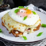 Croque Madame, französisches Sandwich mit Schinken, Käse und Spiegelei