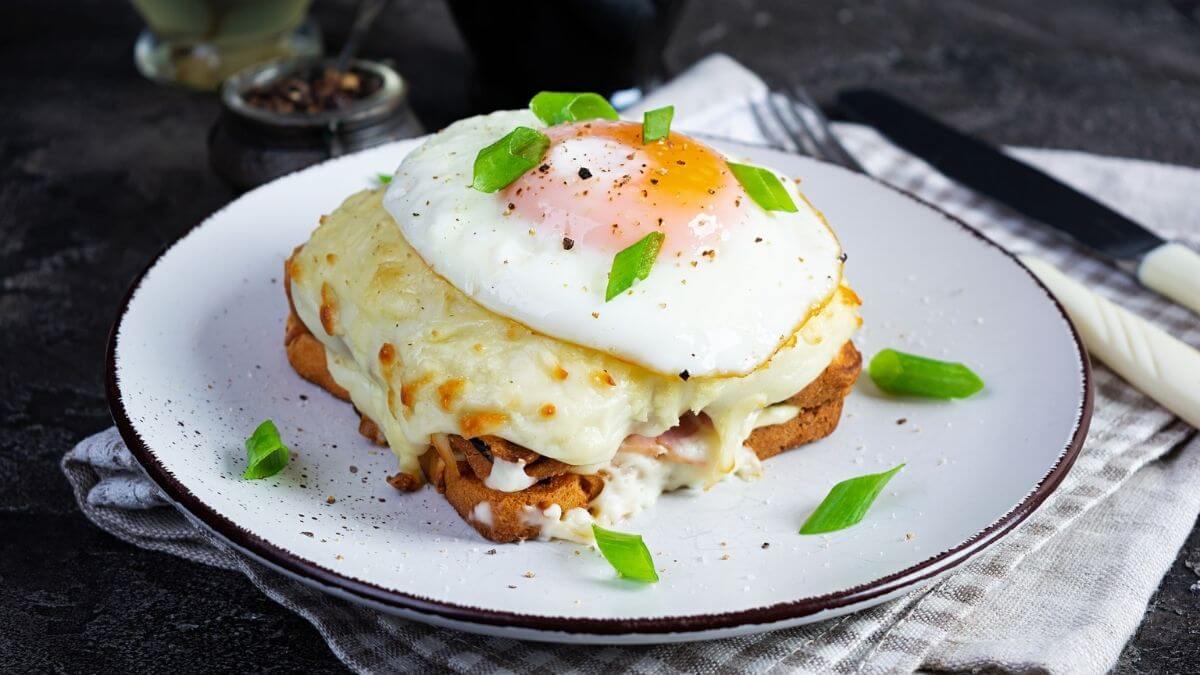 fransk luksus sandwich med skinke æg og ost