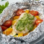 Fischpäckchen mit Kabeljau, grünem Pesto und Tomaten