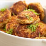 Chiftele de somon la airfryer într-un vas alb, crocante fără ulei