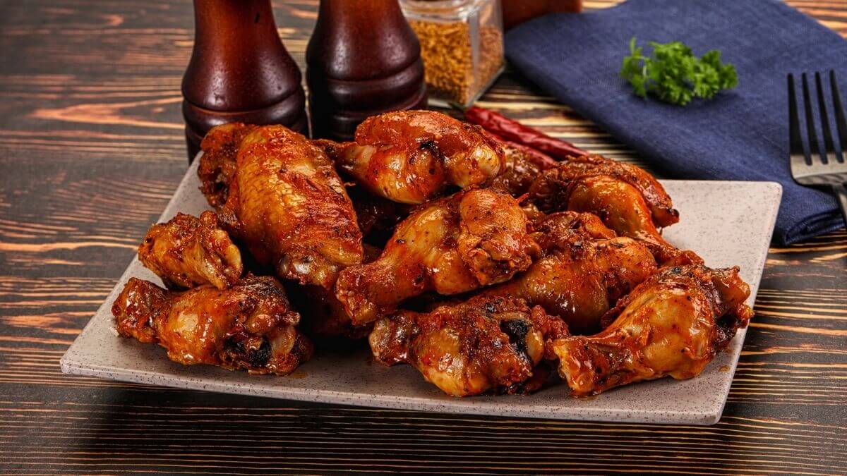 Buffalo Wings i airfryer serveret på sort keramik tallerken