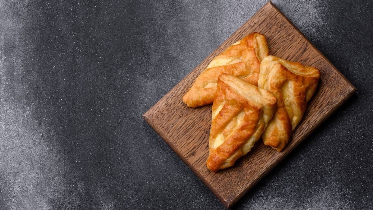 Inbagt kylling i airfryer med sprød butterdej og cremet svampe stuvning indeni serveret på træbræt