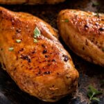 Balsamicomarinerad kyckling från airfryer med gyllene yta och färska örter