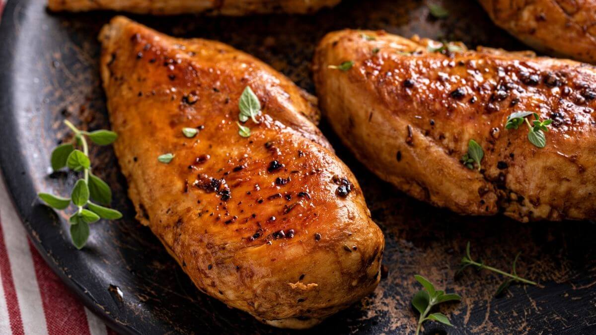 Balsamicomarineret kylling i airfryer med gylden overflade, krydderurter og saftig marinade klar som nem aftensmad