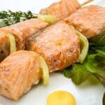 Frigărui de somon cu glazură caramelizată, salată și sos