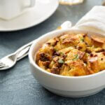 Gratinado de huevo americano en capas con pan, bacon y queso en airfryer