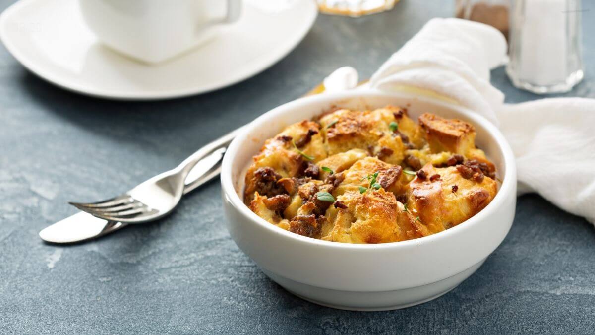 Amerikansk lagdelt æggegratin med brød, bacon og ost. Strata.