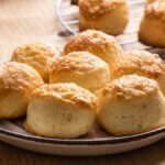 Scones recém-assados na airfryer com miolo macio e casca crocante