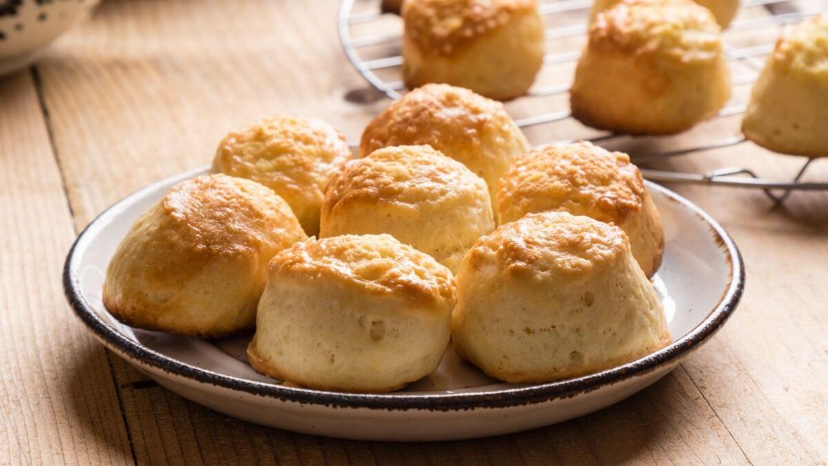 Scones, friskbagt morgenbrød med blødt indre og sprød skorpe fra irfryer