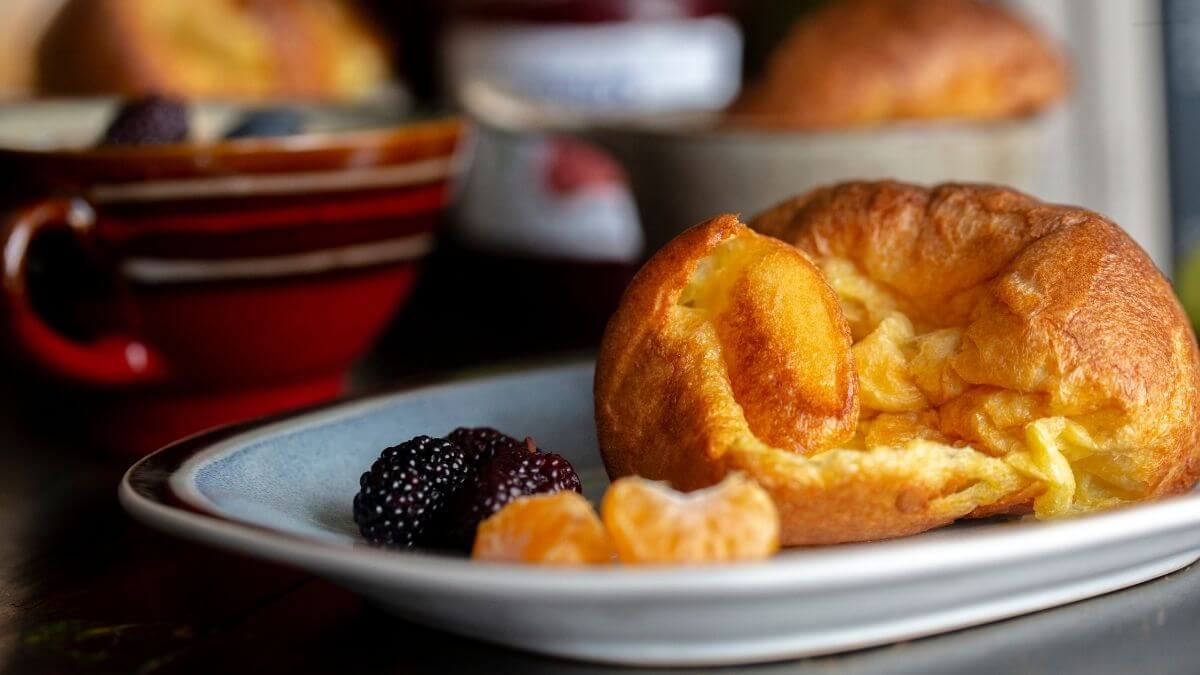 Yorkshire pudding. Engelsk klassiker af mel, æg og mælk bagt i form til luftig oprejst pude