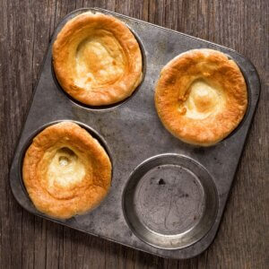 Budinci Yorkshire pufoase cu margine crocantă la airfryer