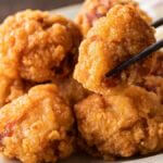 Knusprig frittiertes japanisches Karaage-Hähnchen mit goldener Kruste