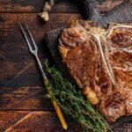 Friptură T-bone suculentă și fragedă cu crustă perfectă