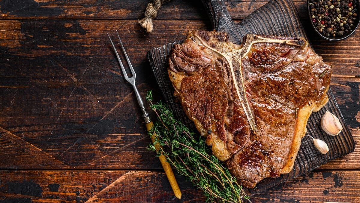 Jugoso y tierno bistec T-bone con costra perfecta
