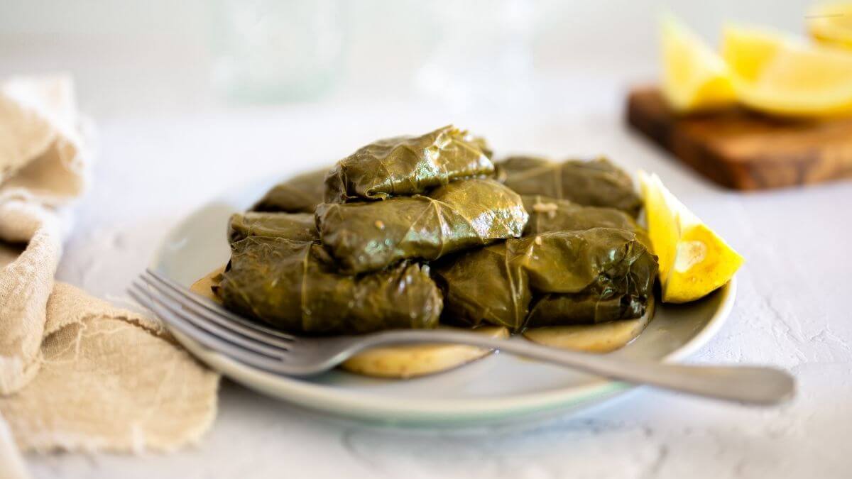 Dolmades, folhas de videira recheadas com arroz e ervas frescas