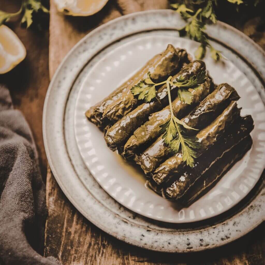 Dolmades, chrupiące liście winogron z nadzieniem ryżowo-ziołowym