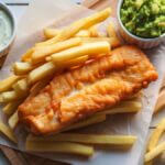 Fish and chips crocante servido com molho tártaro
