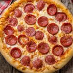 Pizza pepperoni misura airfryer con mozzarella e salame piccante