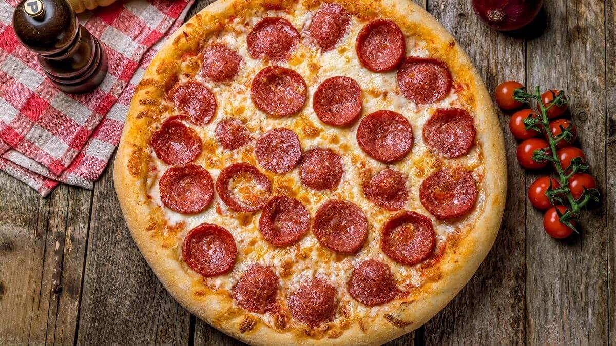 Pizza pepperoni mărime airfryer cu mozzarella și pepperoni picant