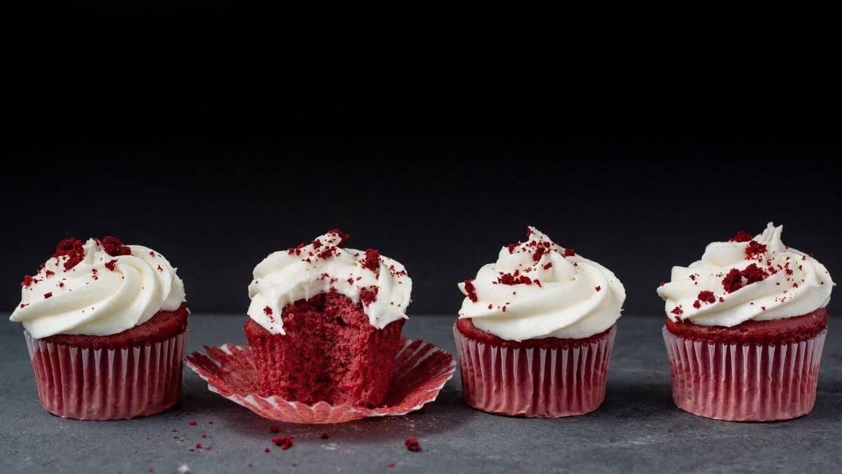 Czerwone babeczki red velvet z kwaskowym kremem serowym