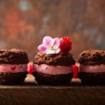 Brownie-Eissandwich mit Himbeereis zwischen zwei Brownie-Hälften