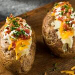 Mozzarella, cheddar ve çıtır bacon'lı dekoratif fırın patatesi