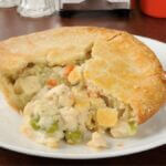 Torta americana classica con pollo cremoso e verdure sotto crosta croccante