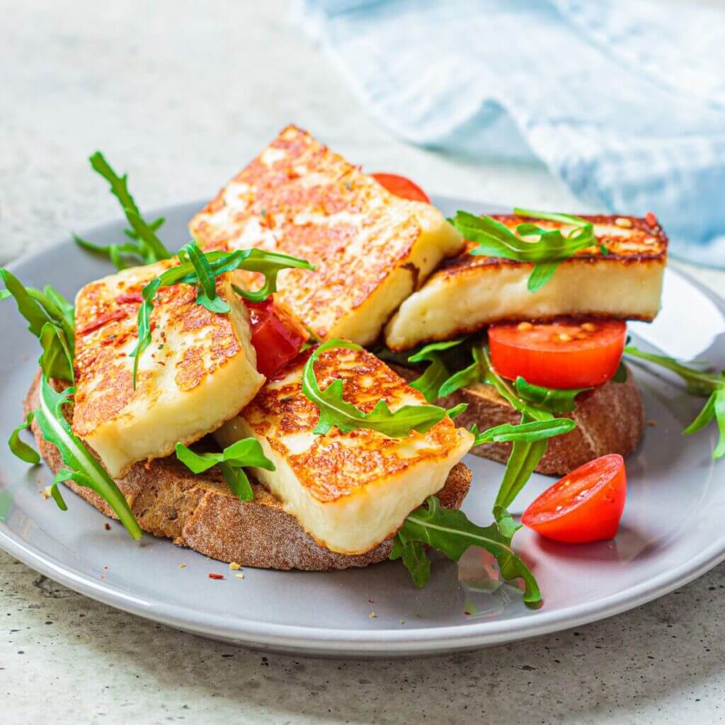 Goldbraun gebratener Halloumi aus der Heißluftfritteuse