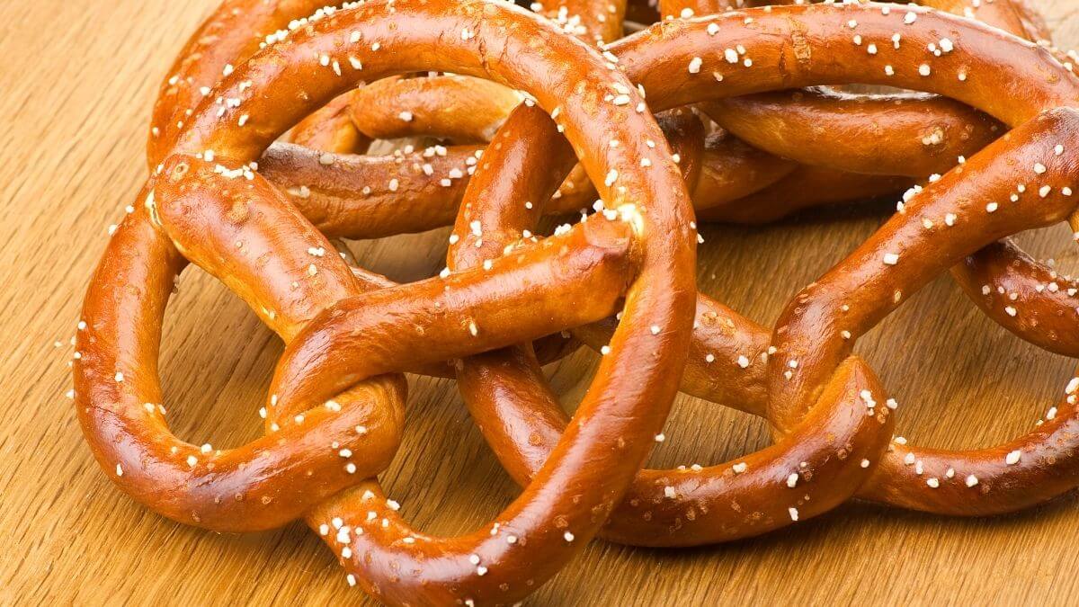Simetrik düğüm şeklinde geleneksel Alman brezeli