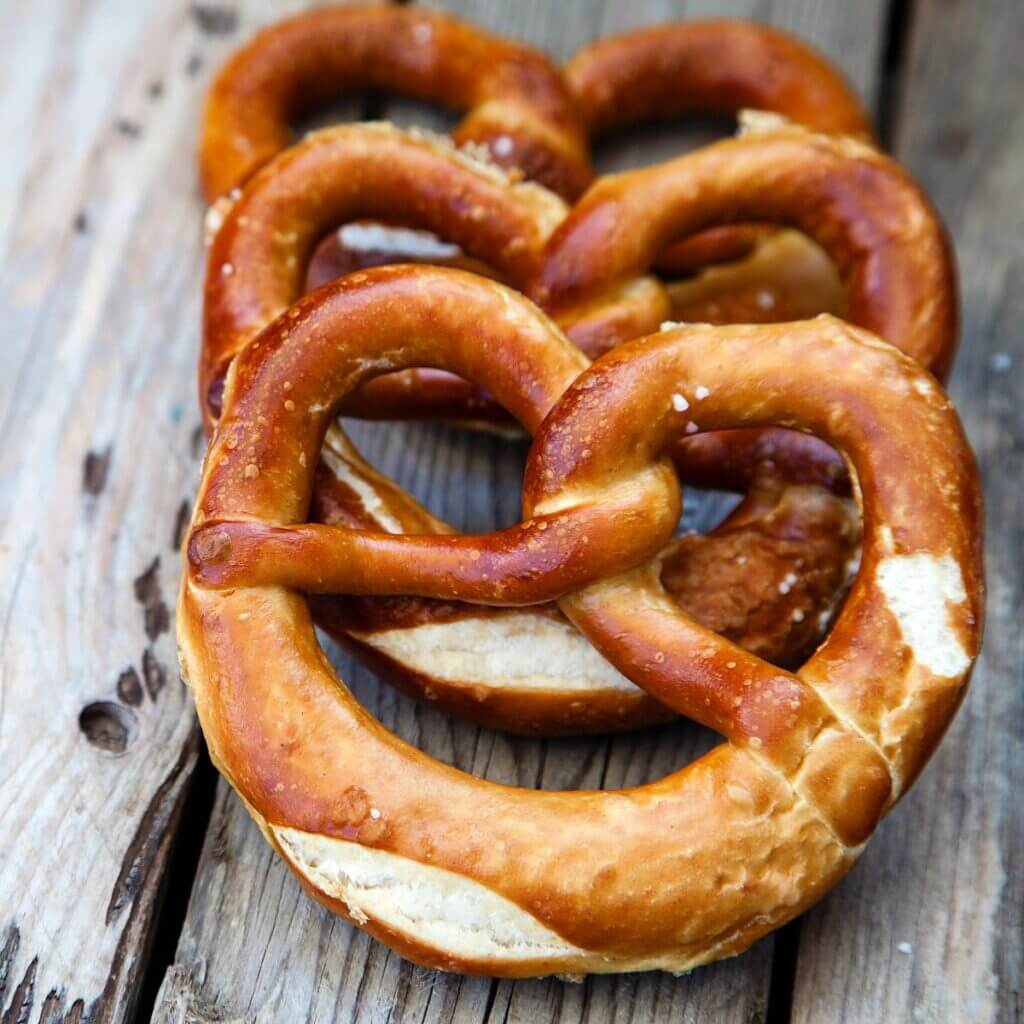 Brezel, iri tuz kristalli çıtır Alman simitleri