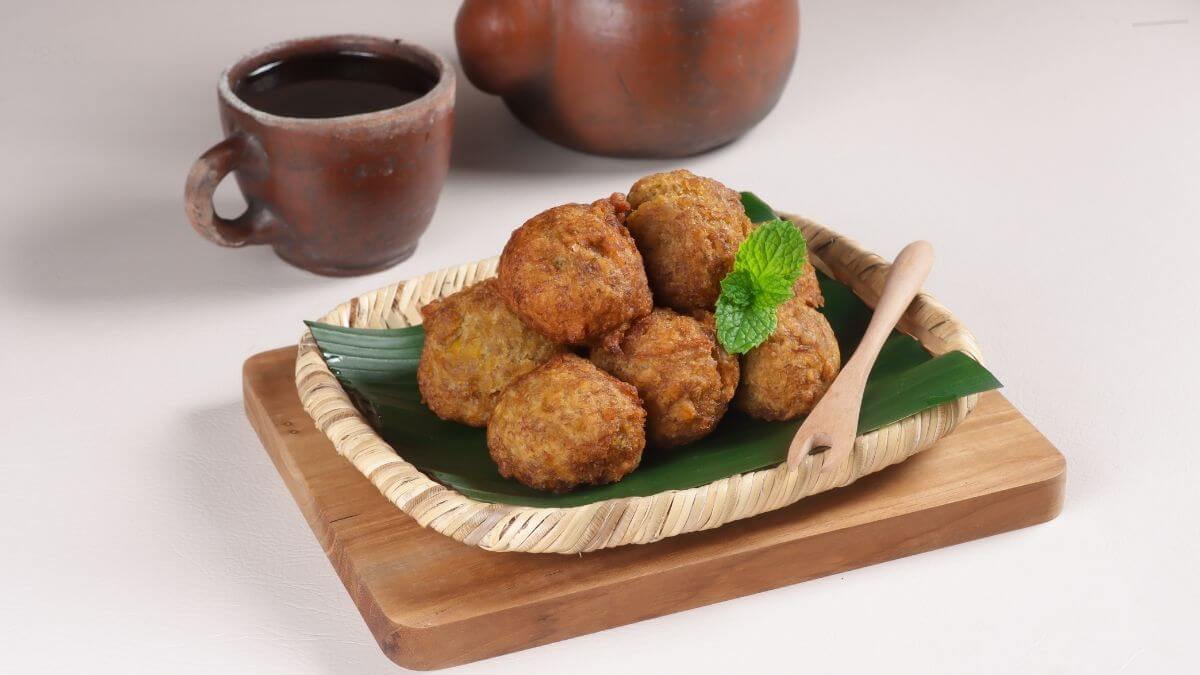 Хрусткі Cekodok Pisang – малайзійські бананові кульки