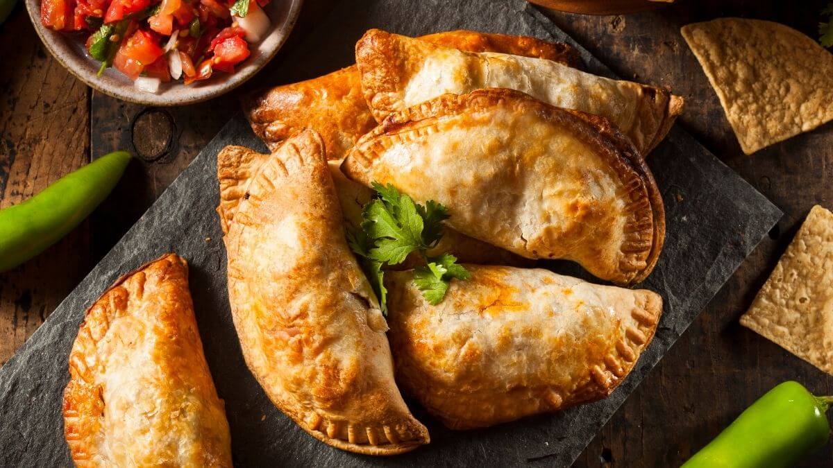 Chrupiące, złociste empanadas z soczystym nadzieniem