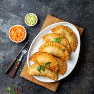 Knapperige goudbruine empanadas met sappige vulling uit de airfryer