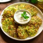 Piccole frittelle di zucchine croccanti con zucchine grattugiate