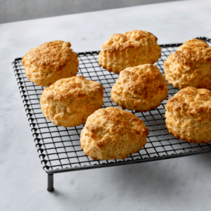 Nybagte scones køler af på en rist