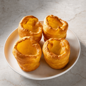 Høje og gyldne Yorkshire puddings serveres straks efter tilberedning i min airfryer