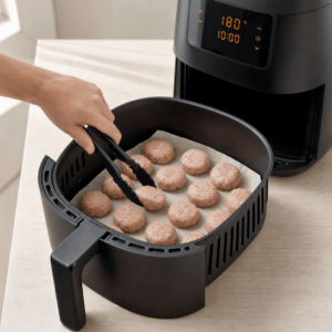 Kyllingefrikadeller tilberedes i min airfryer